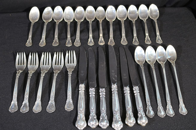 026a - 27 pieces of Gorham sterling flatware, Chantilly pattern