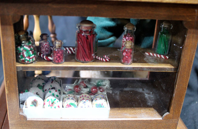 451c - Santa in candy store