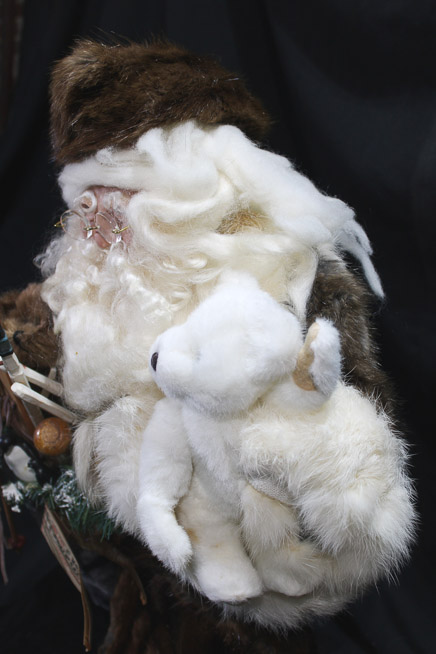 453c - Santa carrying a white bear with fur hat