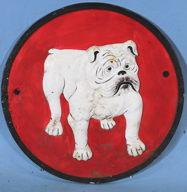 299a - Cast iron plate with  bulldog, 9.5 in. Dia.