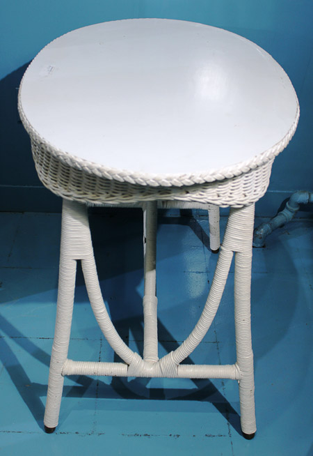 173b - Oval Wicker Porch Table, 36 x 23