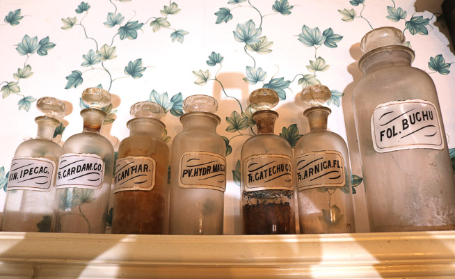 154a - 12 antique pharmacy bottles, T.K.E Drugs of Tupelo