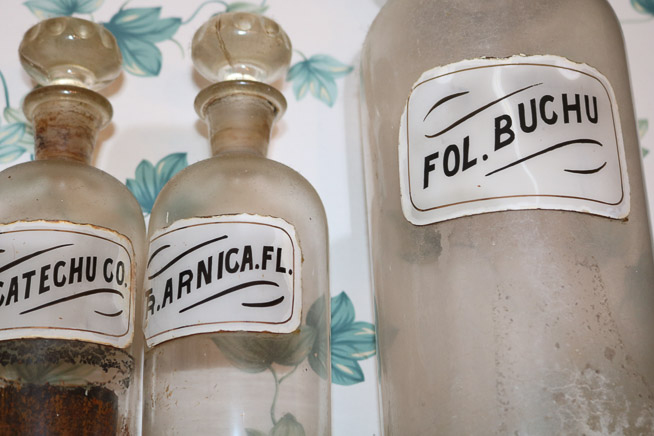 154b - 12 antique pharmacy bottles, T.K.E Drugs of Tupelo