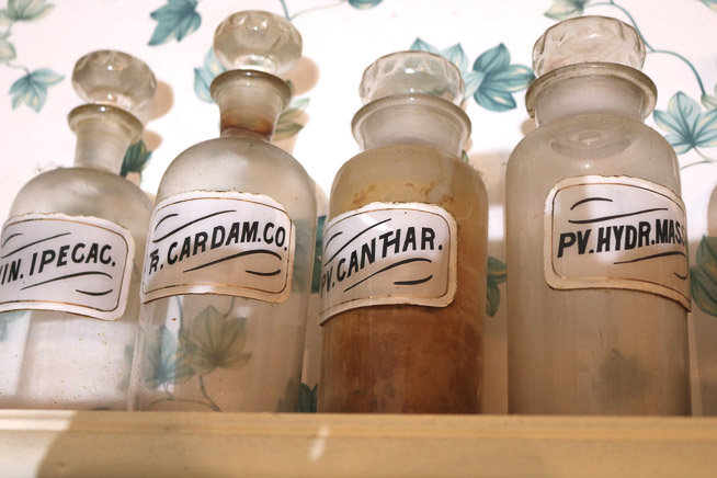 154c - 12 antique pharmacy bottles, T.K.E Drugs of Tupelo