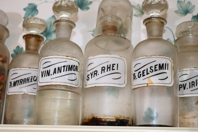 155b - 8 antique pharmacy bottles, T.K.E Drugs of Tupelo