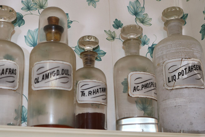 155c - 8 antique pharmacy bottles, T.K.E Drugs of Tupelo
