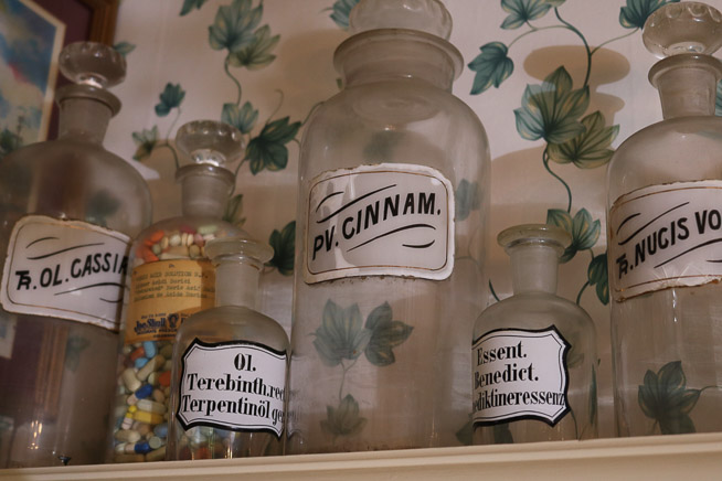 156c - 10 antique pharmacy bottles, T.K.E Drugs of Tupelo