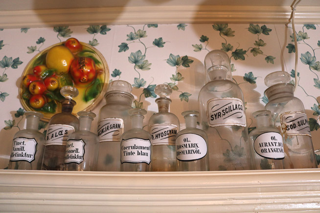 157a - 10 antique pharmacy bottles, T.K.E Drugs of Tupelo