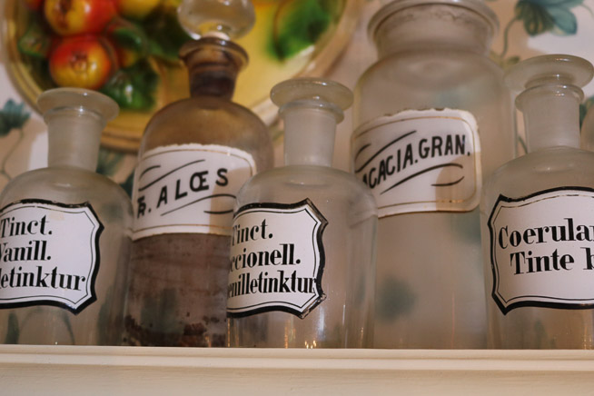157b - 10 antique pharmacy bottles, T.K.E Drugs of Tupelo