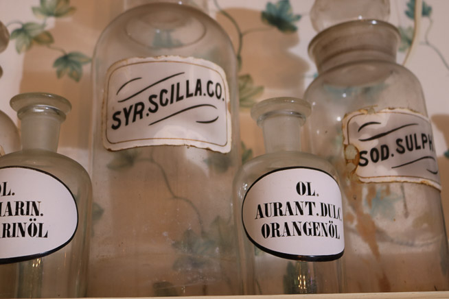 157c - 10 antique pharmacy bottles, T.K.E Drugs of Tupelo
