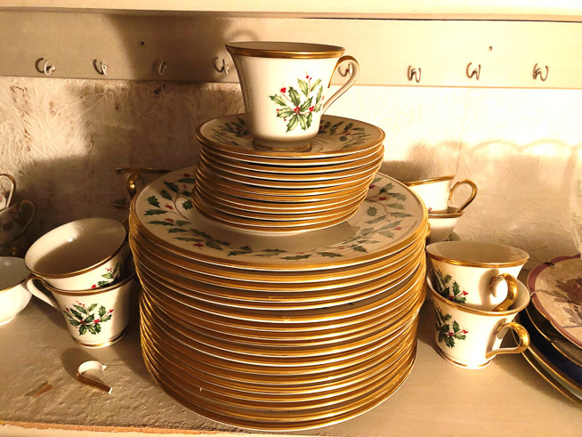 255b- 40 piece Lenox Christmas china, 10.5 in. R. plates