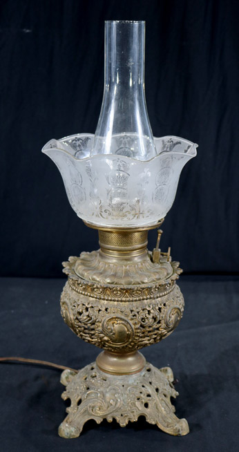 427a - Victorian brass lamp with etched shade, electrified.-6