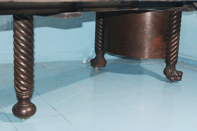 083h - Oak claw foot banquet table with center leg