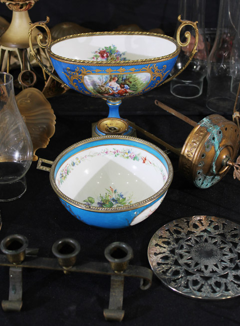 420b - 28 piece lot of misc items, lighting, brass easels, lamp parts, silver trivet and more, see photos, sells as one lot